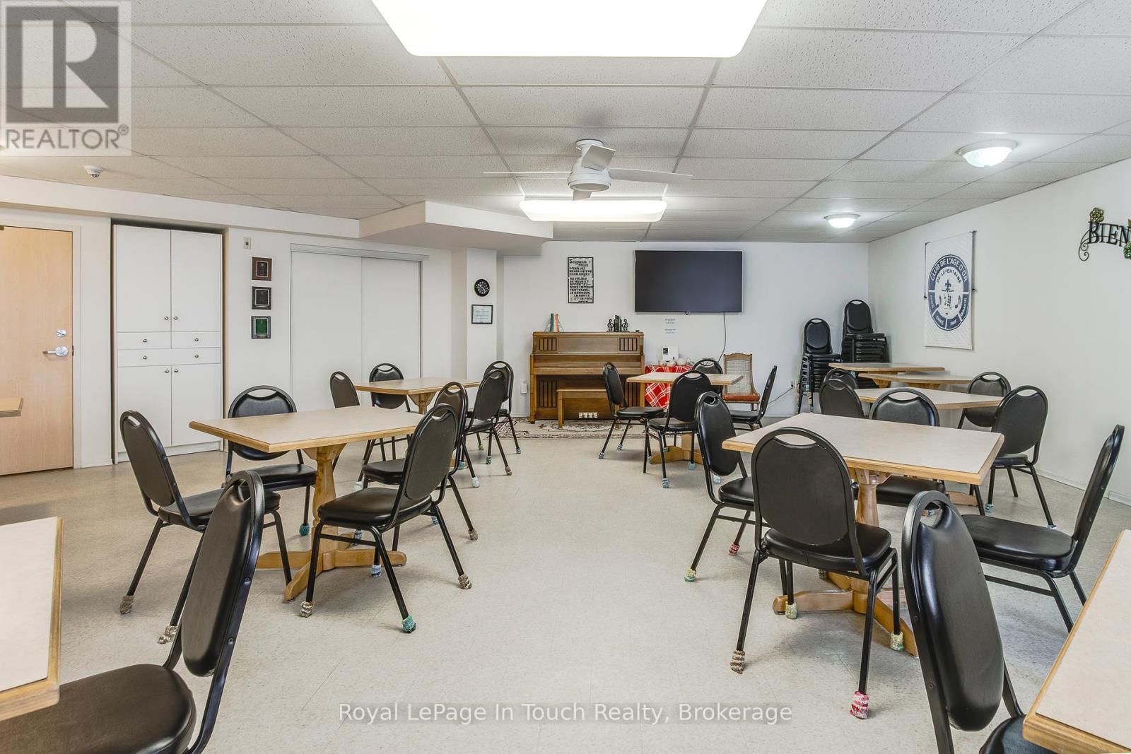 












104 - 333 LAFONTAINE ROAD W

,
Tiny,




Ontario
L9M0H1

