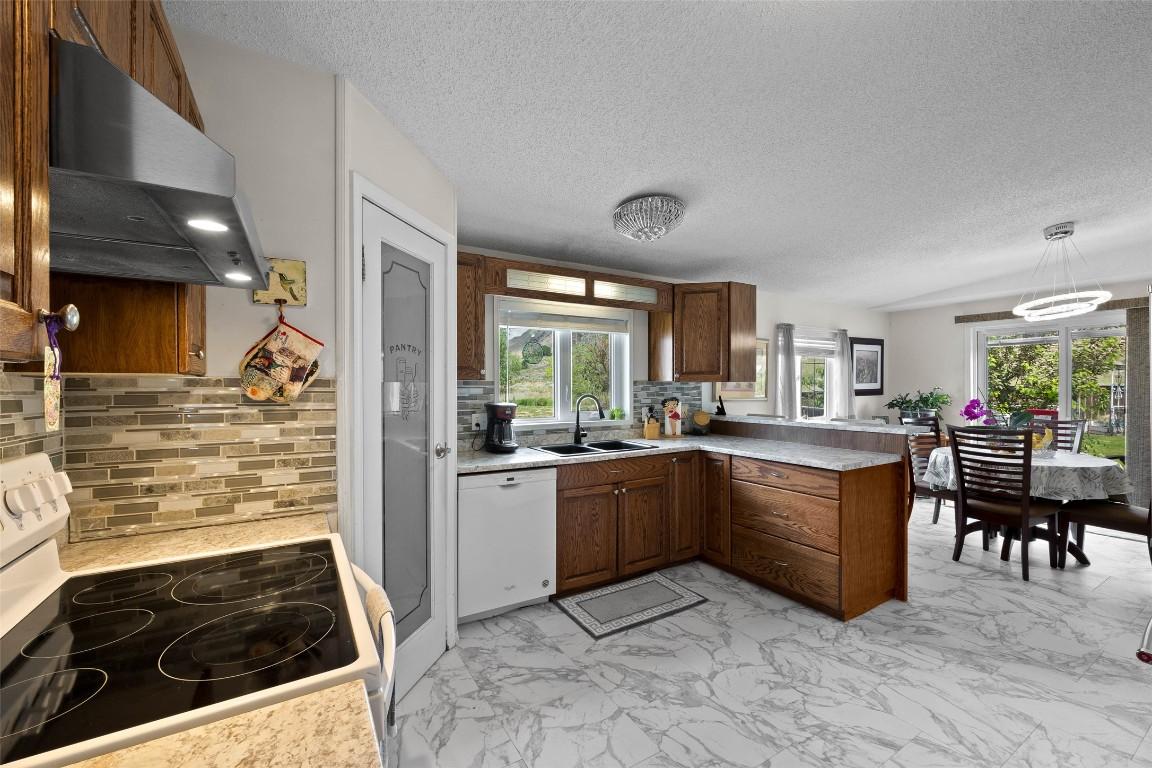









240


G & M

Road, 29,
Kamloops,




BC
V2H 1P8

