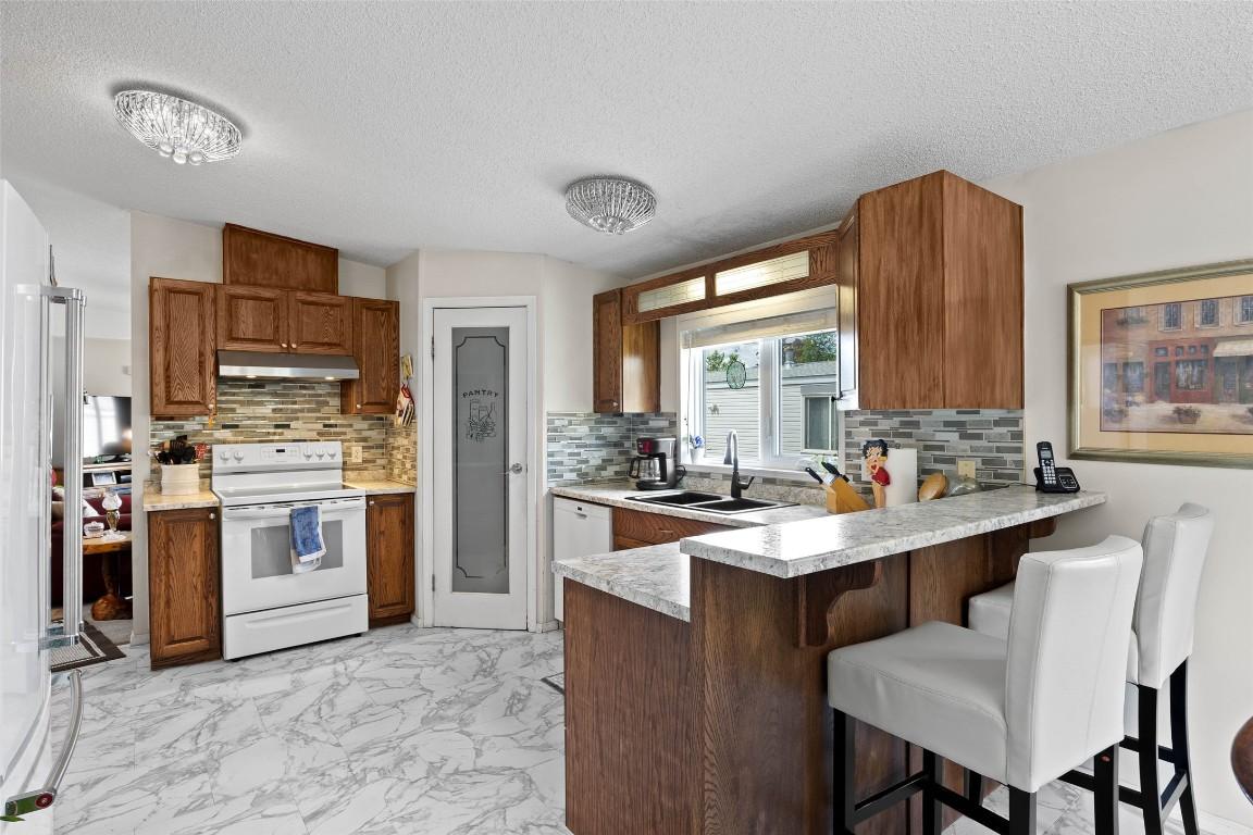 









240


G & M

Road, 29,
Kamloops,




BC
V2H 1P8

