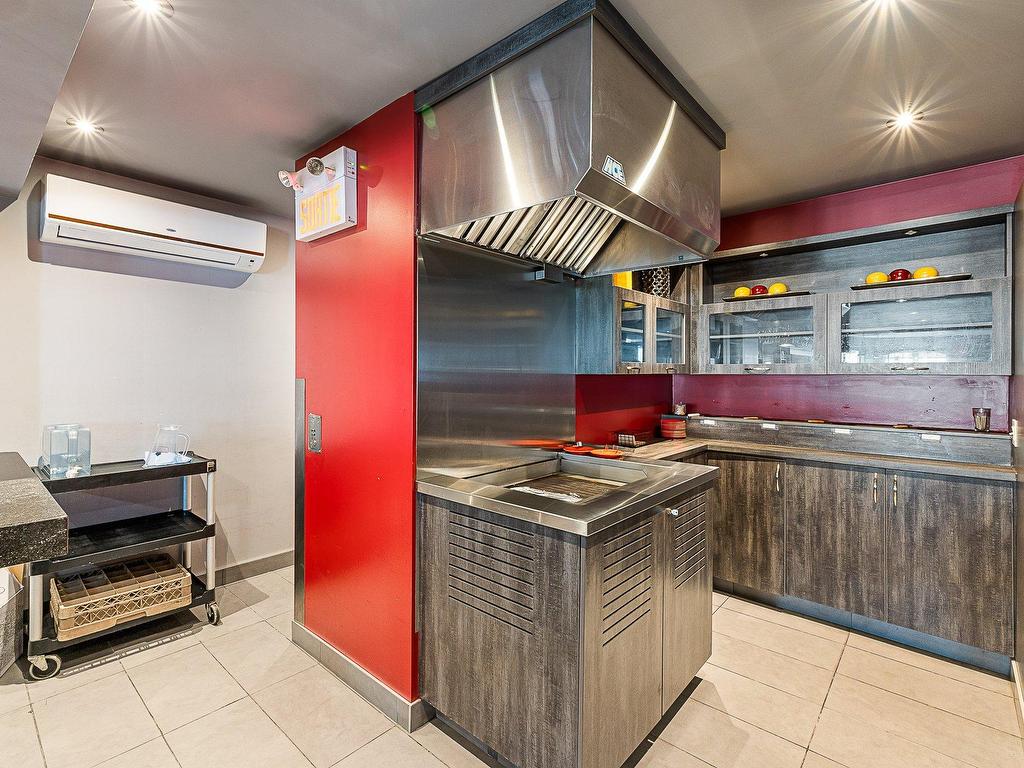 









196


Rue Sherbrooke

,
Magog,




QC
J1X2R6

