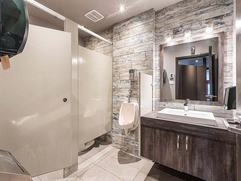 









196


Rue Sherbrooke

,
Magog,




QC
J1X2R6

