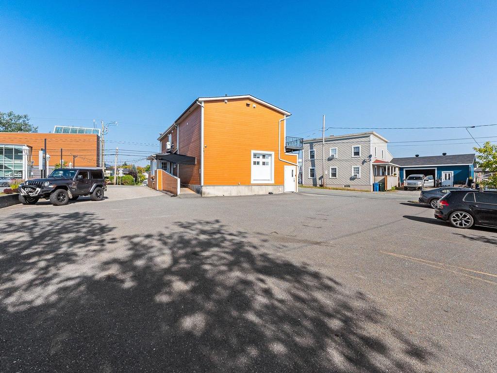 









196


Rue Sherbrooke

,
Magog,




QC
J1X2R6

