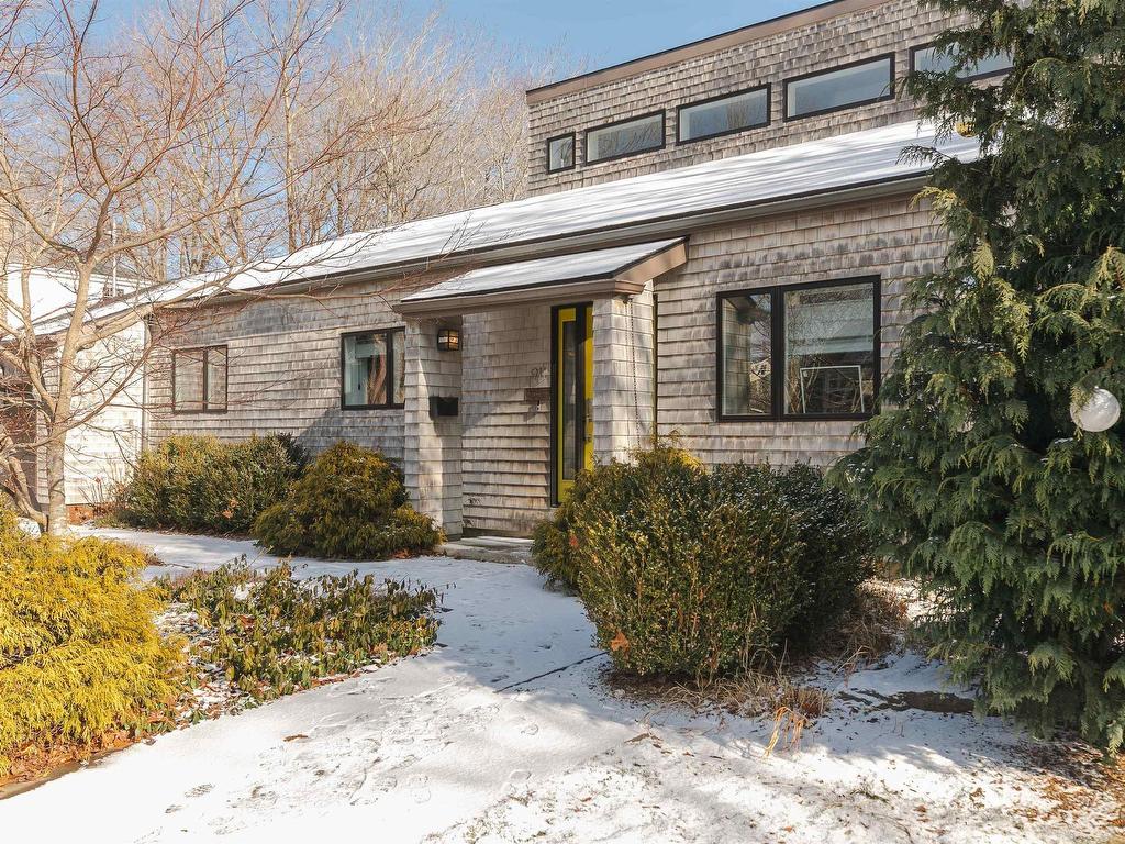 












911 Greenwood Avenue

,
Halifax,




NS
B2H 3L1

