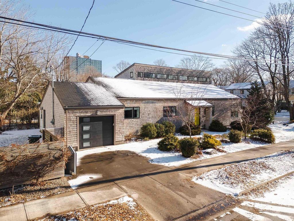 












911 Greenwood Avenue

,
Halifax,




NS
B2H 3L1

