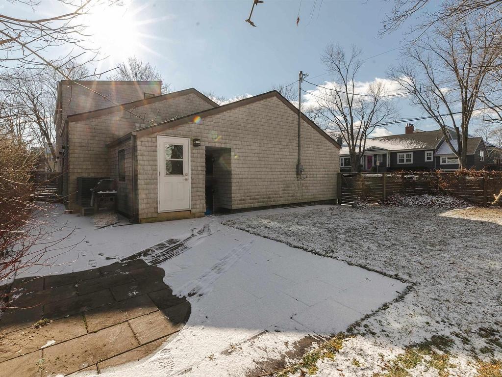 












911 Greenwood Avenue

,
Halifax,




NS
B2H 3L1

