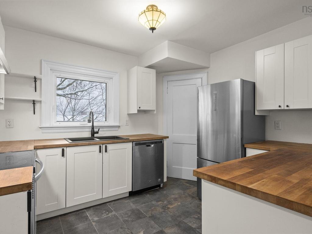 












44 DAKIN Drive

,
Halifax,




NS
B3M 2C9

