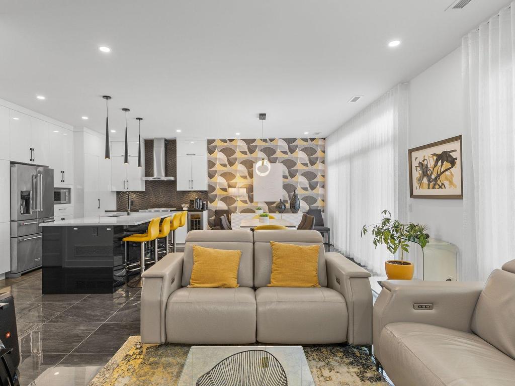 









243


Rue de l'Aigle

,
Bromont,




QC
J2L0S8

