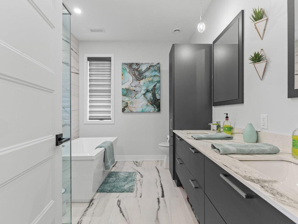 









243


Rue de l'Aigle

,
Bromont,




QC
J2L0S8


