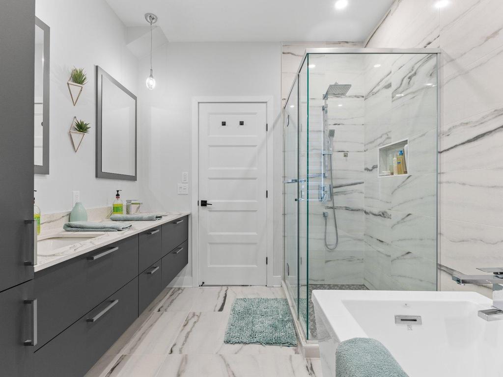 









243


Rue de l'Aigle

,
Bromont,




QC
J2L0S8


