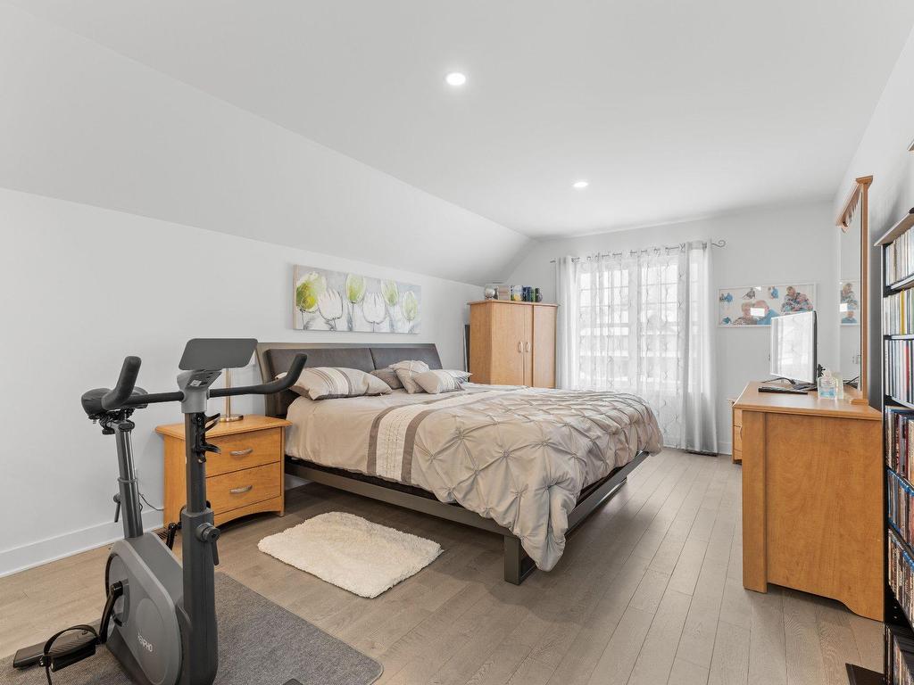 









243


Rue de l'Aigle

,
Bromont,




QC
J2L0S8

