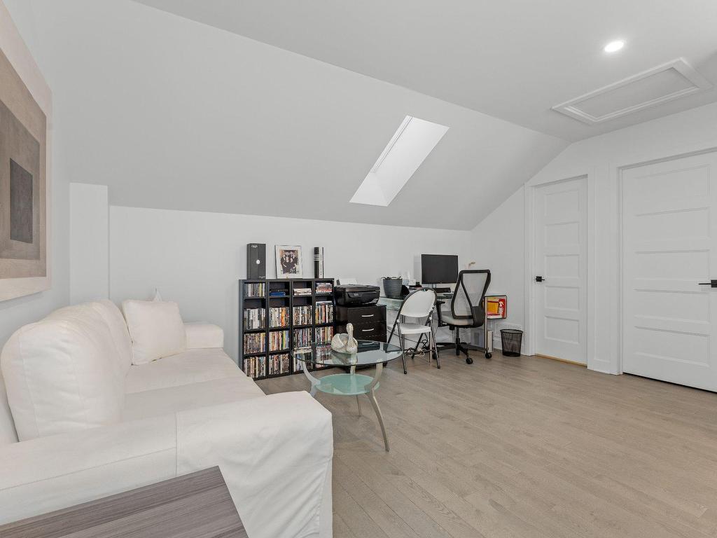 









243


Rue de l'Aigle

,
Bromont,




QC
J2L0S8

