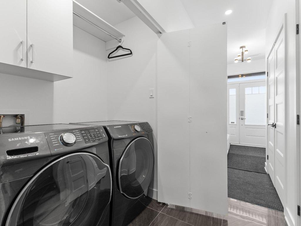 









243


Rue de l'Aigle

,
Bromont,




QC
J2L0S8


