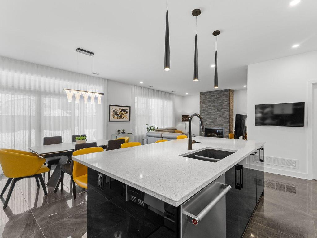 









243


Rue de l'Aigle

,
Bromont,




QC
J2L0S8

