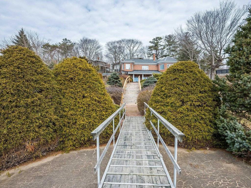 












6634 South Street

,
Halifax,




NS
B3H 1V2

