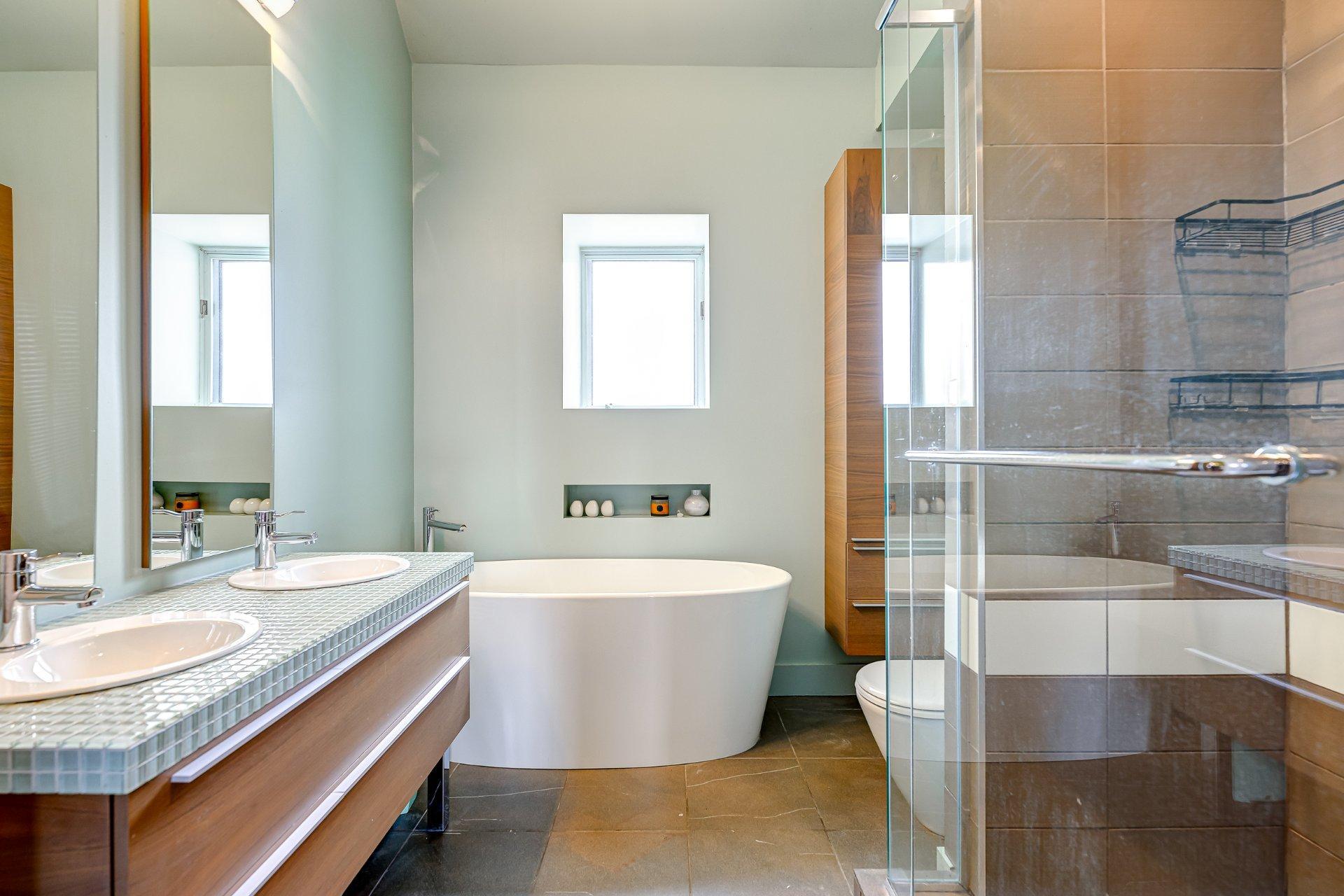 









72


Av. Kenaston

,
Mont-Royal,




QC
H3R1L8

