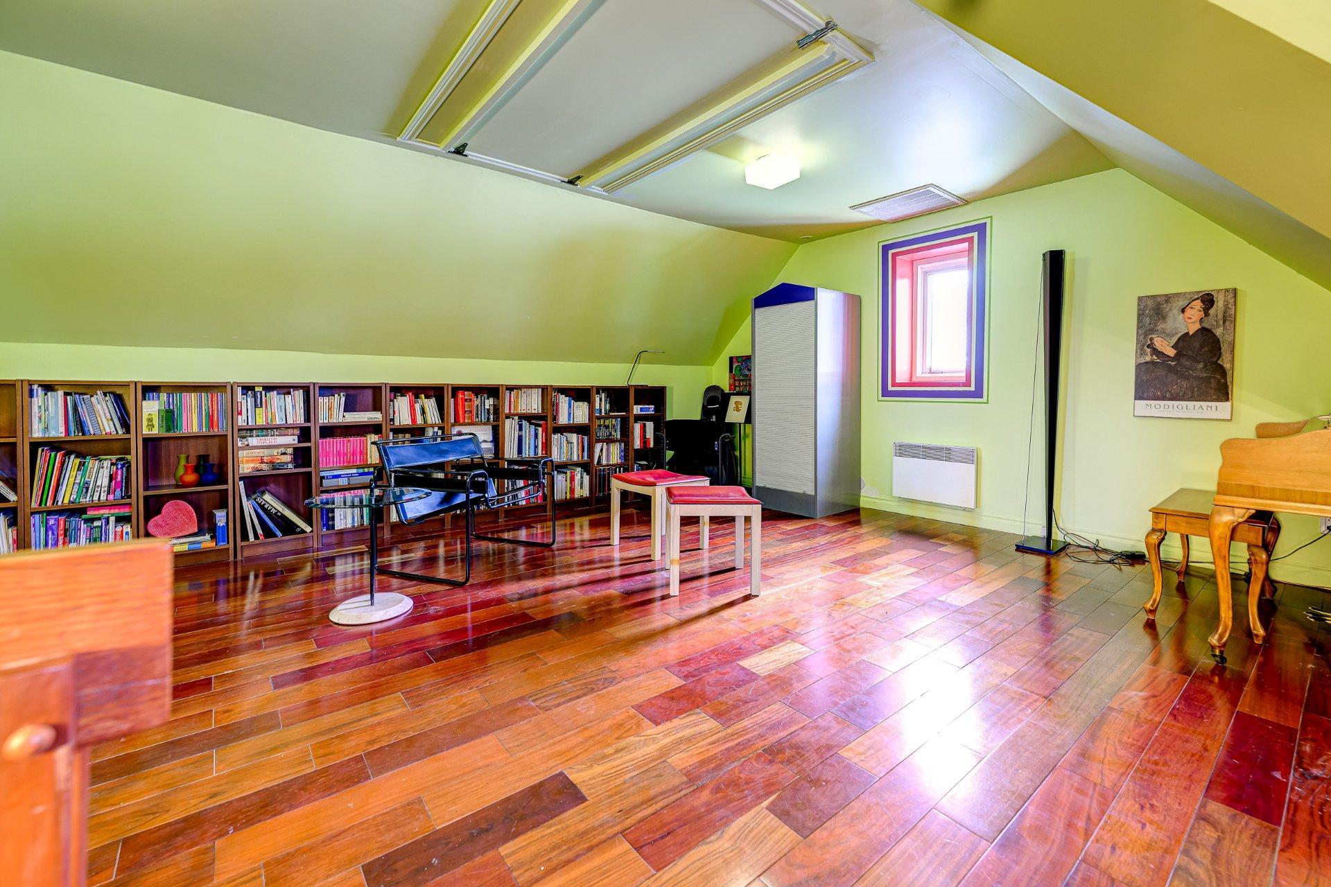 









72


Av. Kenaston

,
Mont-Royal,




QC
H3R1L8

