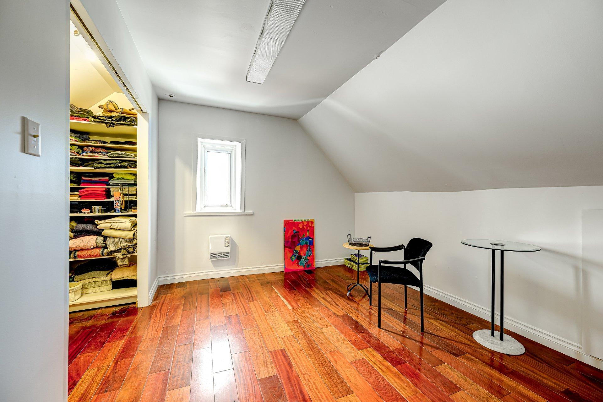 









72


Av. Kenaston

,
Mont-Royal,




QC
H3R1L8

