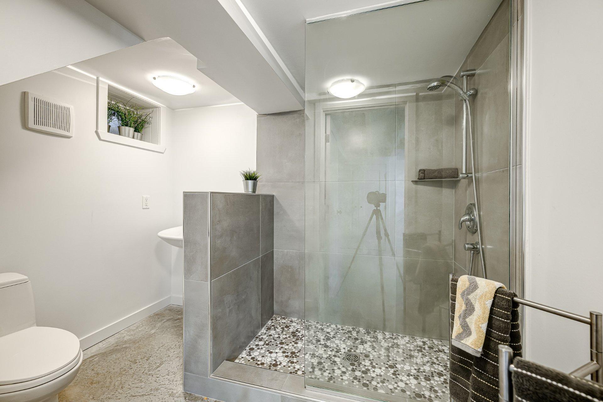 









72


Av. Kenaston

,
Mont-Royal,




QC
H3R1L8

