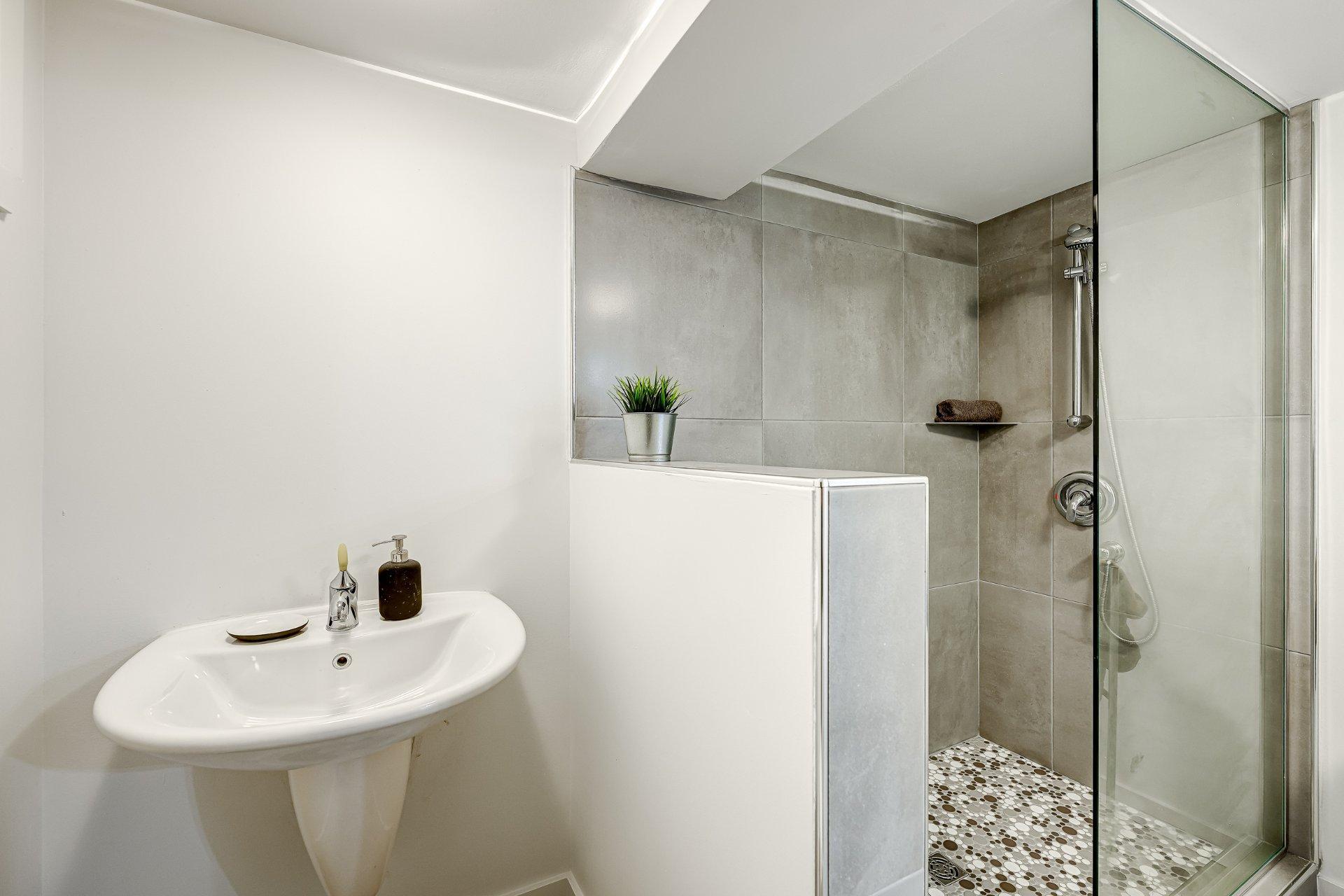 









72


Av. Kenaston

,
Mont-Royal,




QC
H3R1L8

