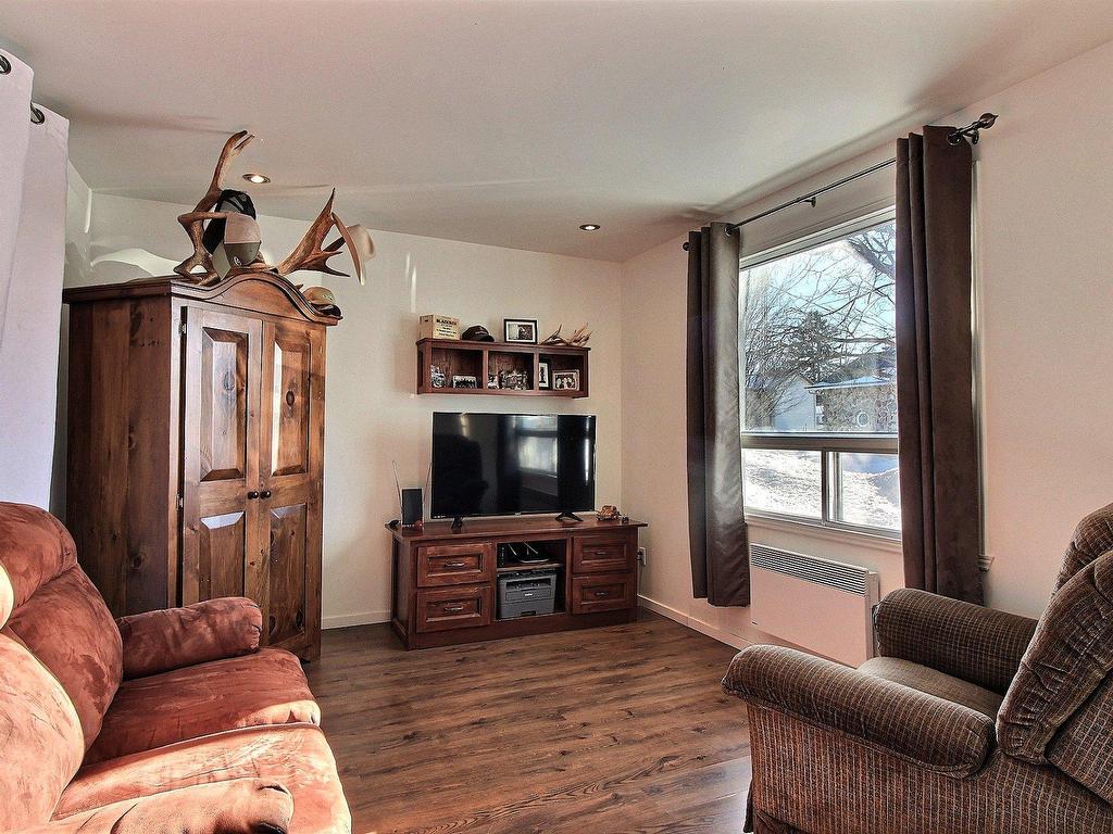 









211


Rue Evelina

,
Lachute,




QC
J8H2A7

