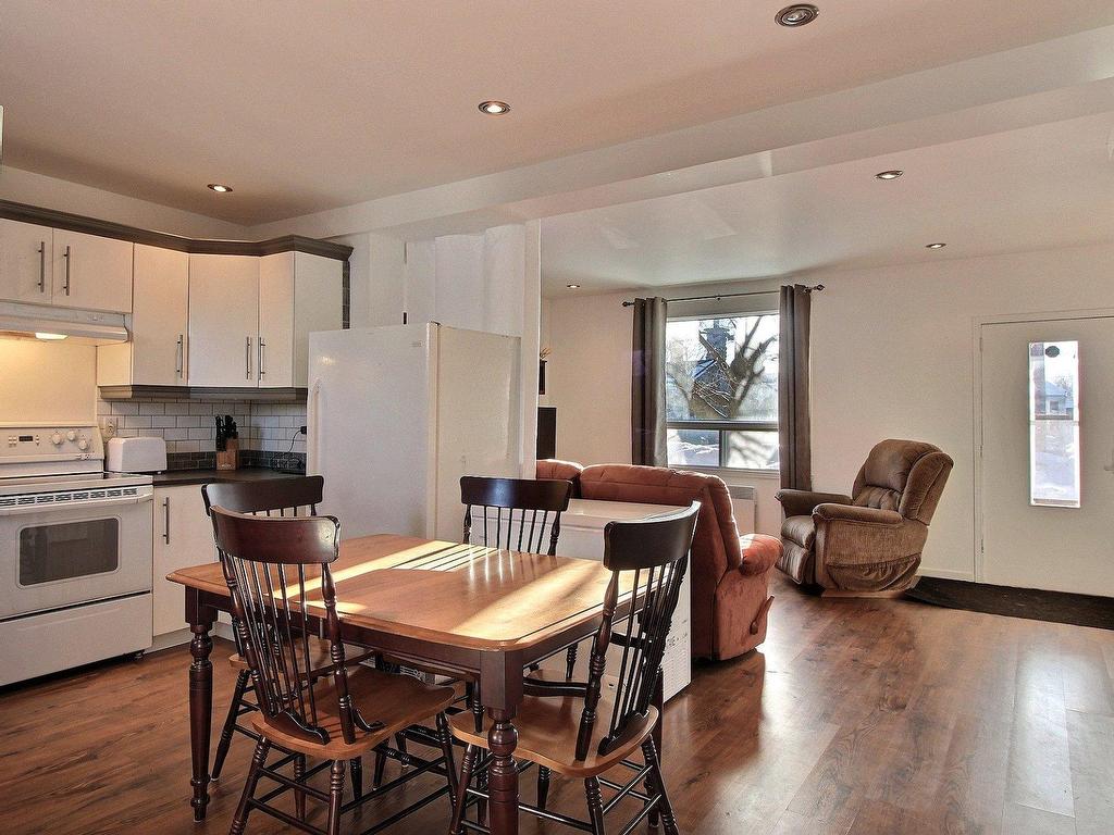 









211


Rue Evelina

,
Lachute,




QC
J8H2A7

