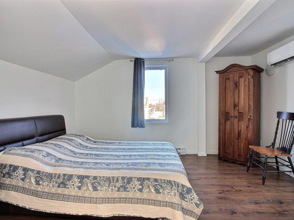 









211


Rue Evelina

,
Lachute,




QC
J8H2A7

