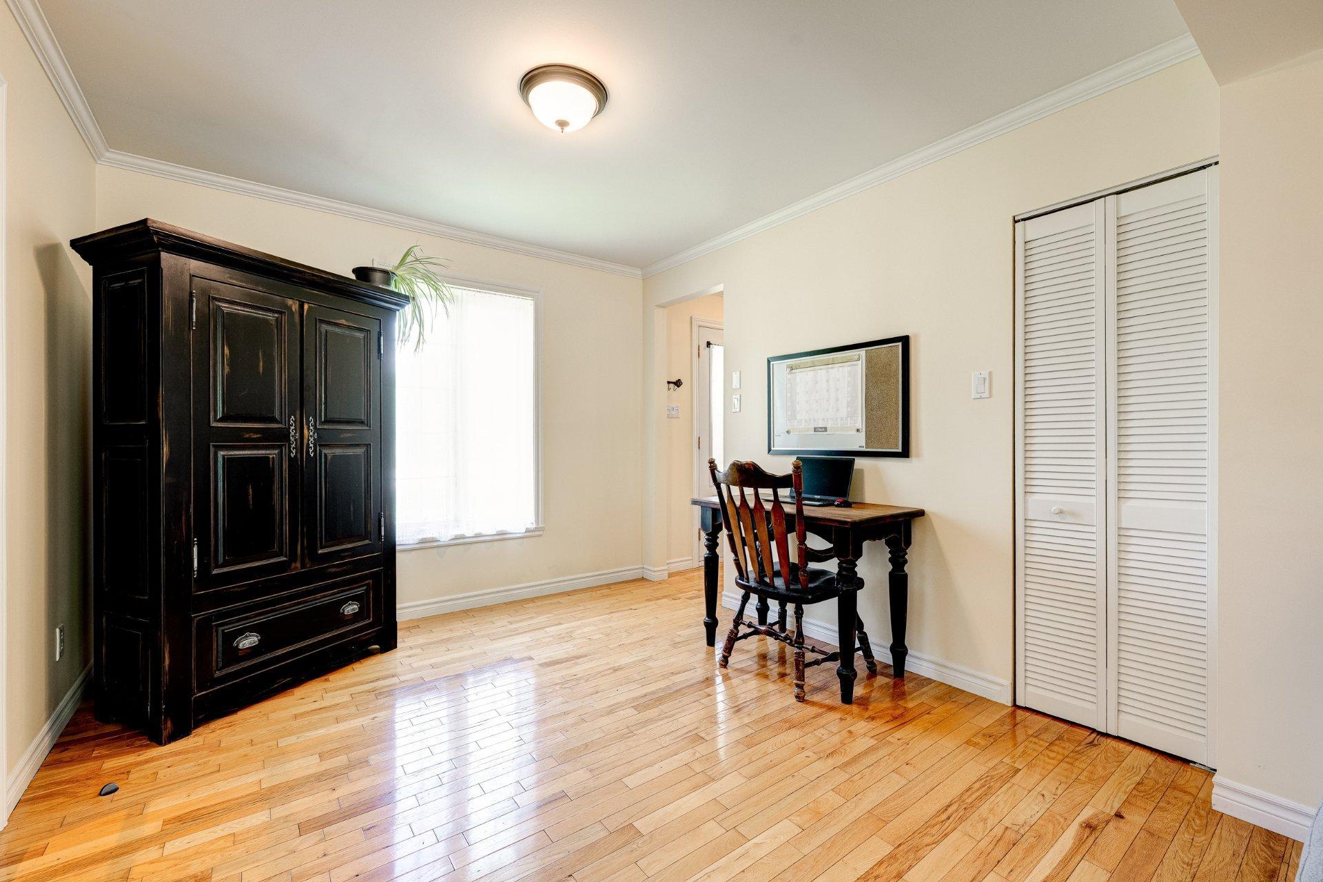 









1109


Rue Aimé-Guénette

,
Saint-Jérôme,




QC
J7Y5C4

