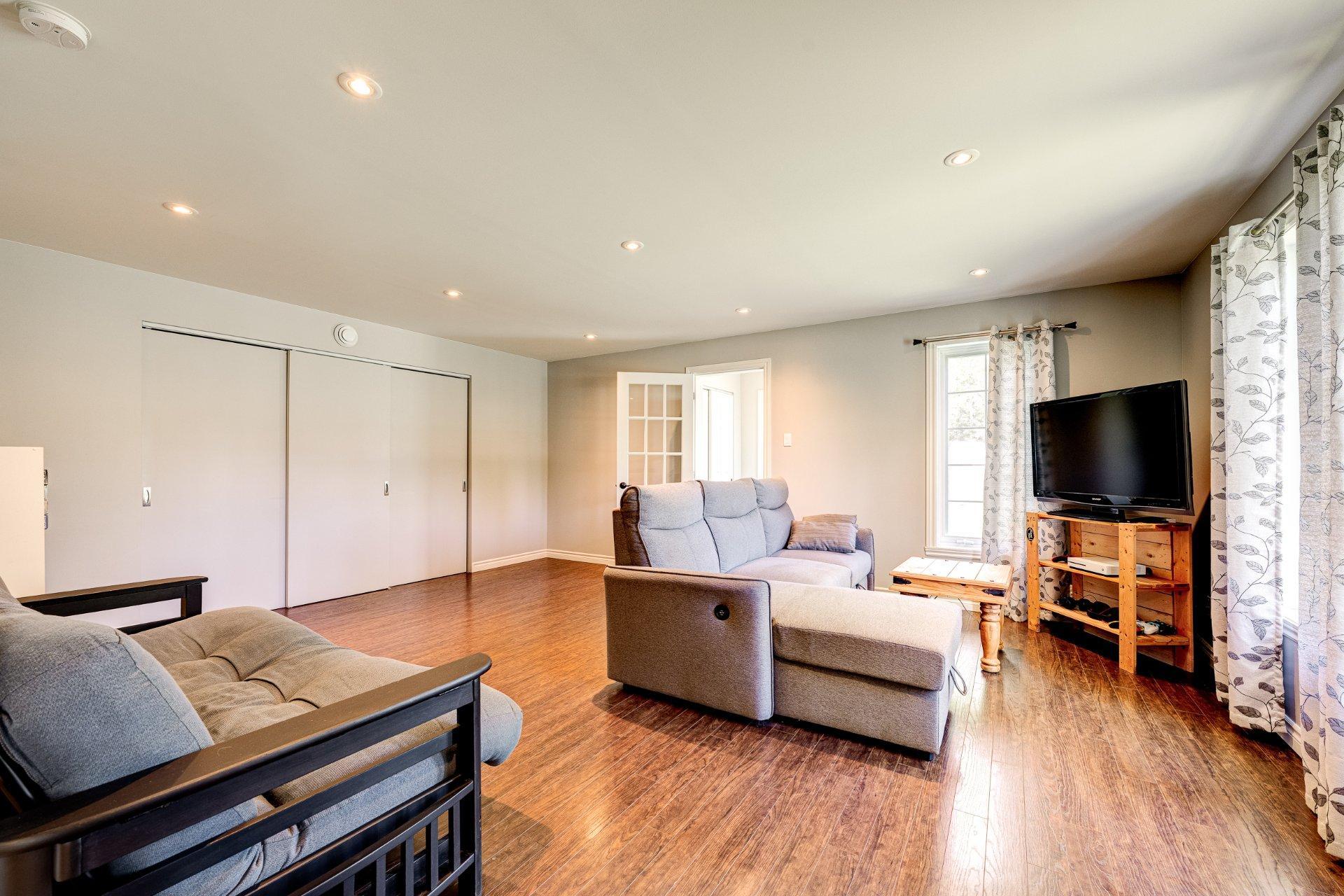 









1109


Rue Aimé-Guénette

,
Saint-Jérôme,




QC
J7Y5C4


