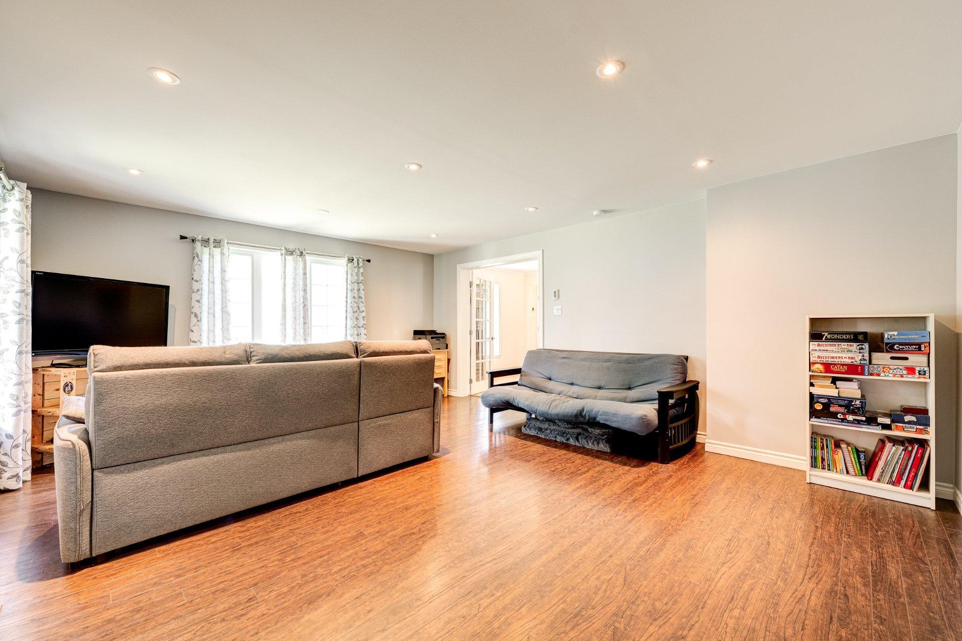 









1109


Rue Aimé-Guénette

,
Saint-Jérôme,




QC
J7Y5C4

