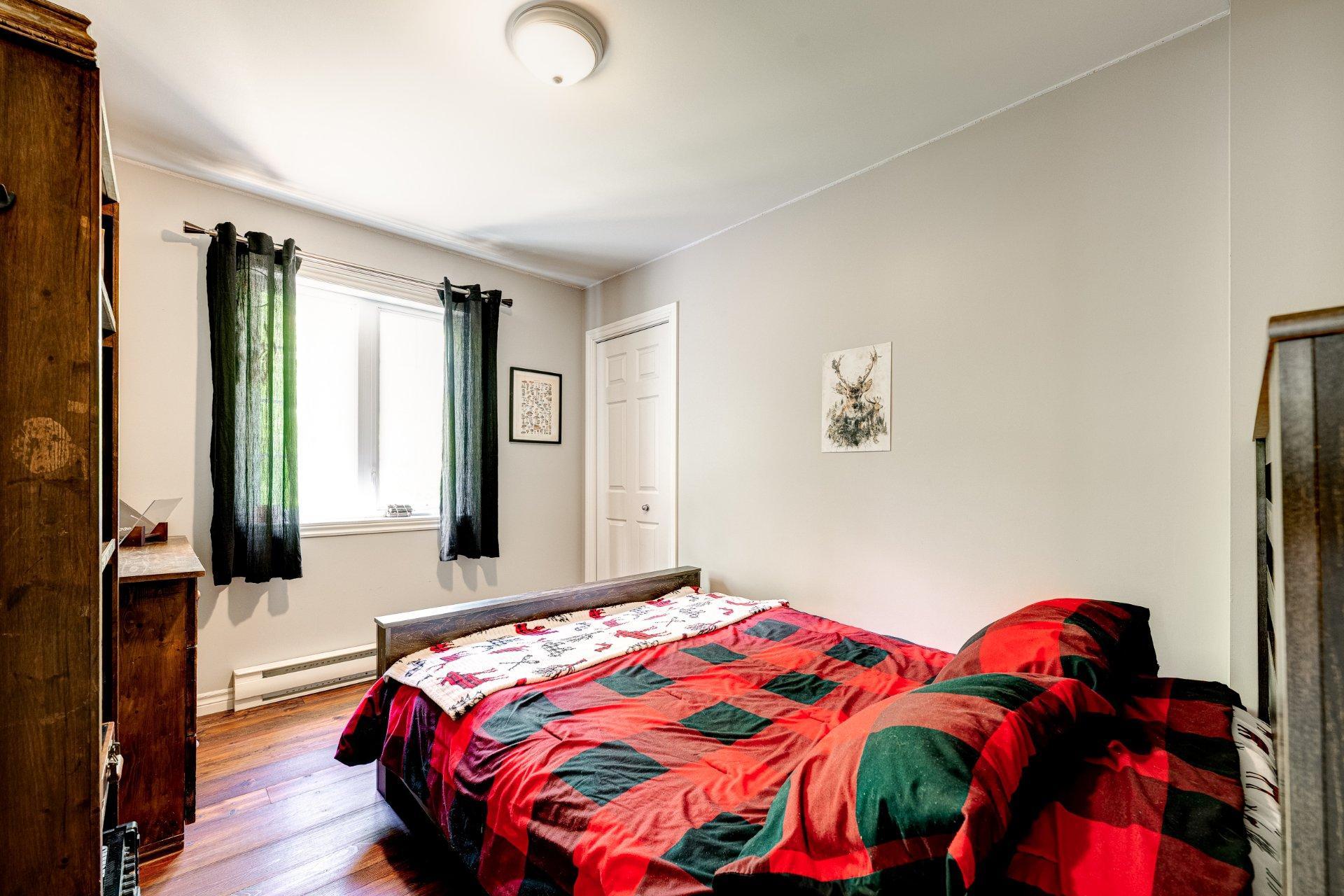 









1109


Rue Aimé-Guénette

,
Saint-Jérôme,




QC
J7Y5C4

