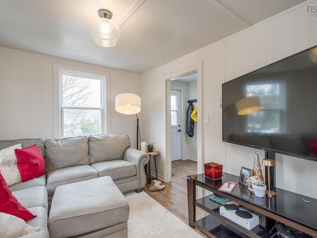 












60 Post Office Road

,
Porters Lake,




NS
B3E 1H7

