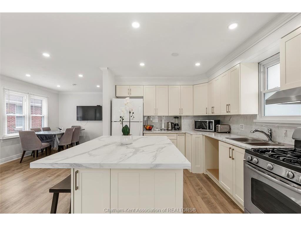 









33


WILSON

Avenue,
Chatham,




ON
N7L 1K8

