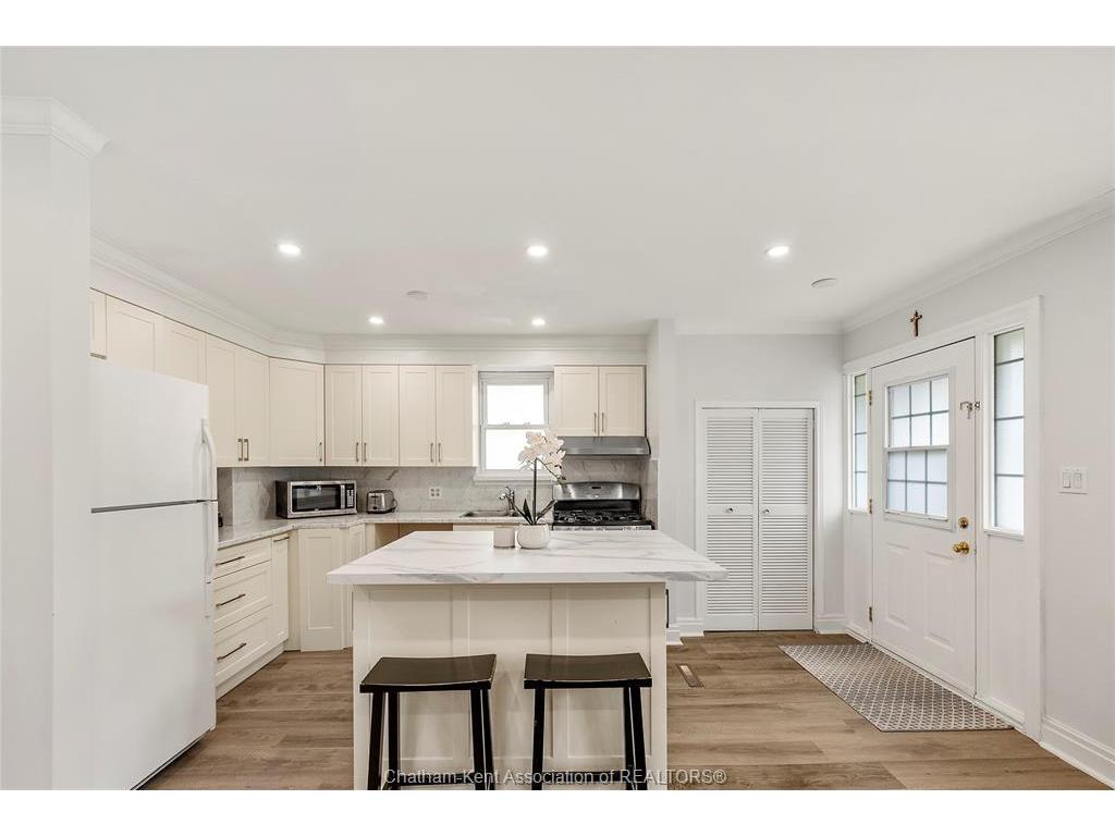 









33


WILSON

Avenue,
Chatham,




ON
N7L 1K8

