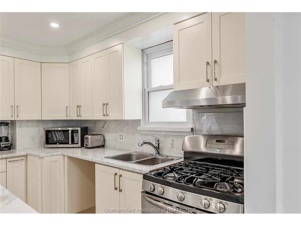 









33


WILSON

Avenue,
Chatham,




ON
N7L 1K8

