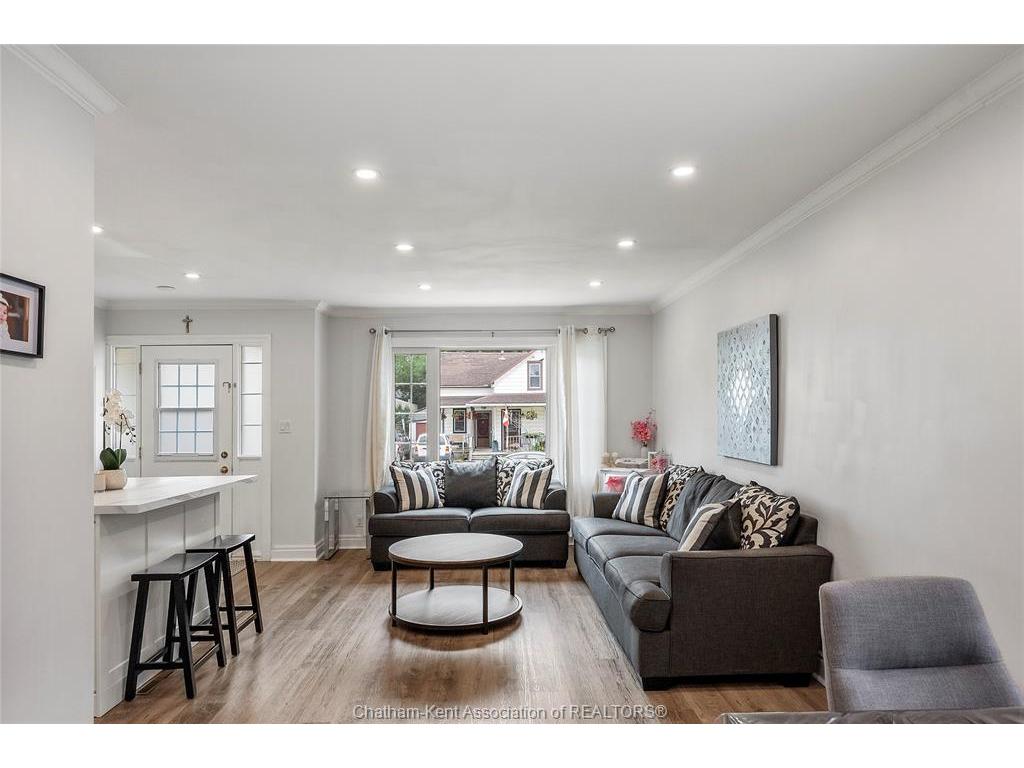 









33


WILSON

Avenue,
Chatham,




ON
N7L 1K8

