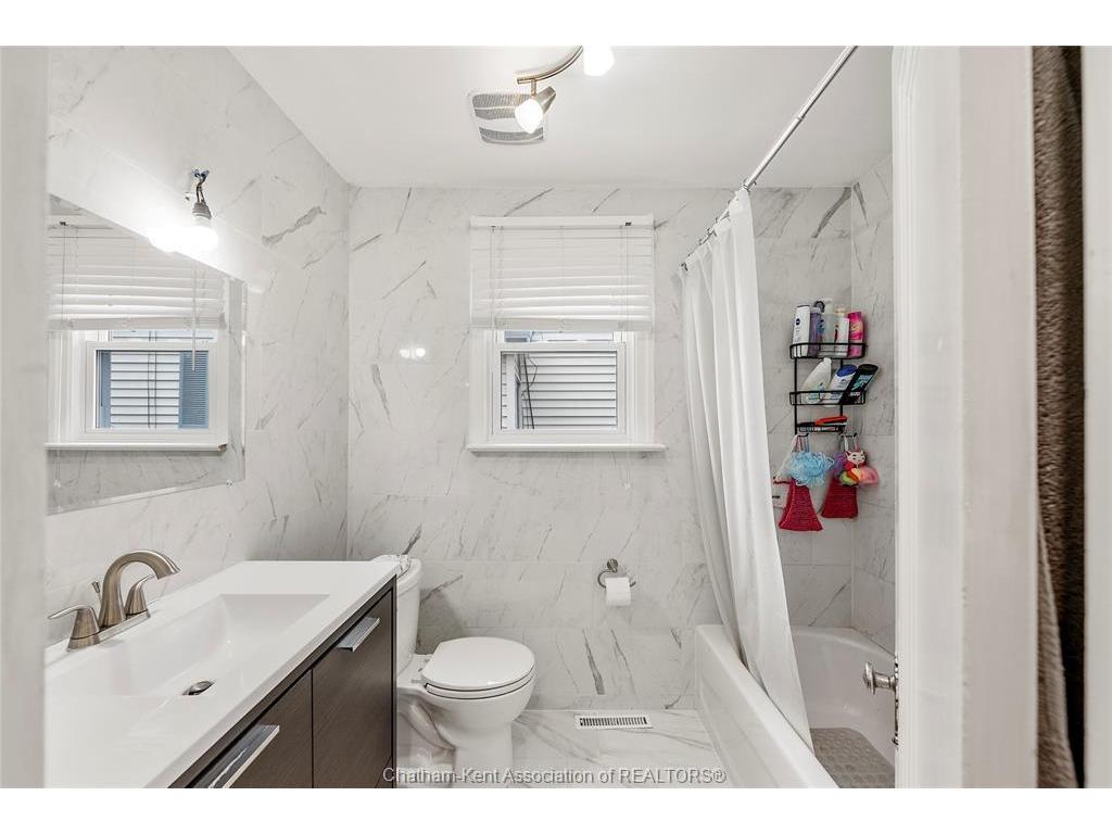 









33


WILSON

Avenue,
Chatham,




ON
N7L 1K8

