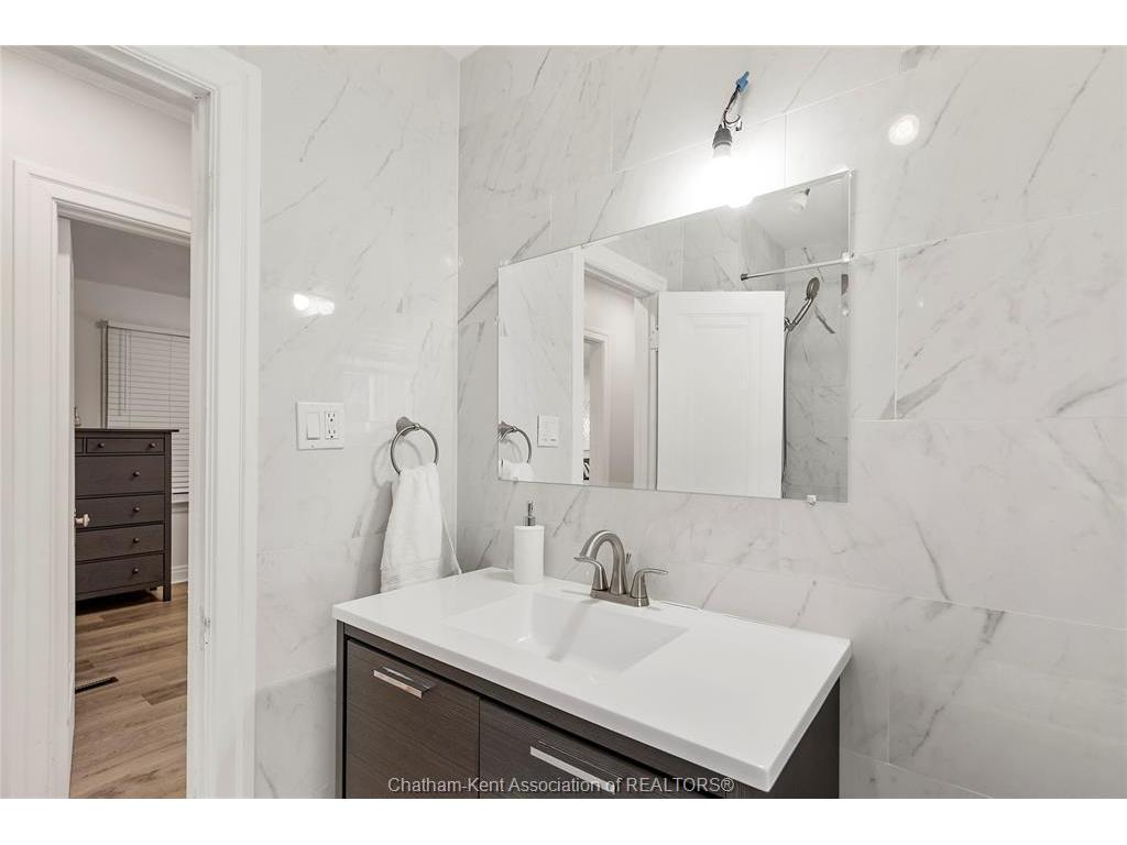 









33


WILSON

Avenue,
Chatham,




ON
N7L 1K8

