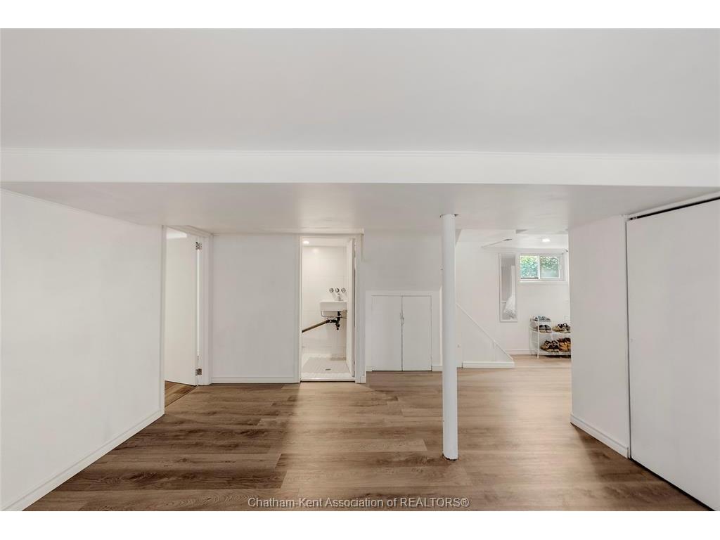 









33


WILSON

Avenue,
Chatham,




ON
N7L 1K8

