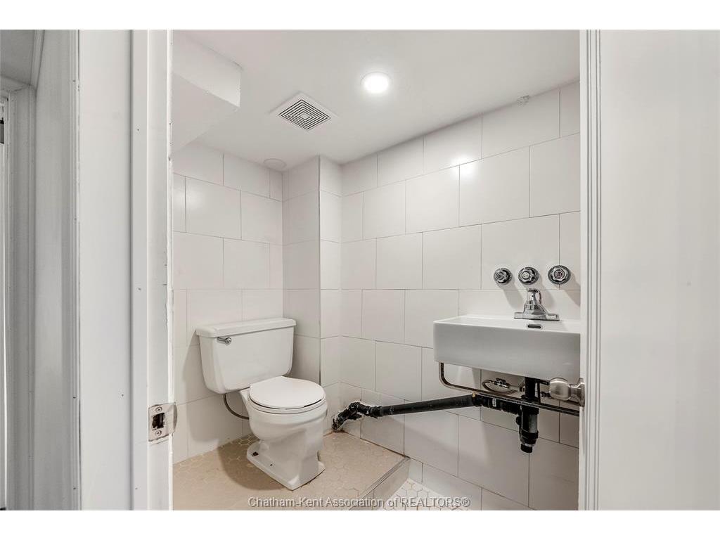 









33


WILSON

Avenue,
Chatham,




ON
N7L 1K8

