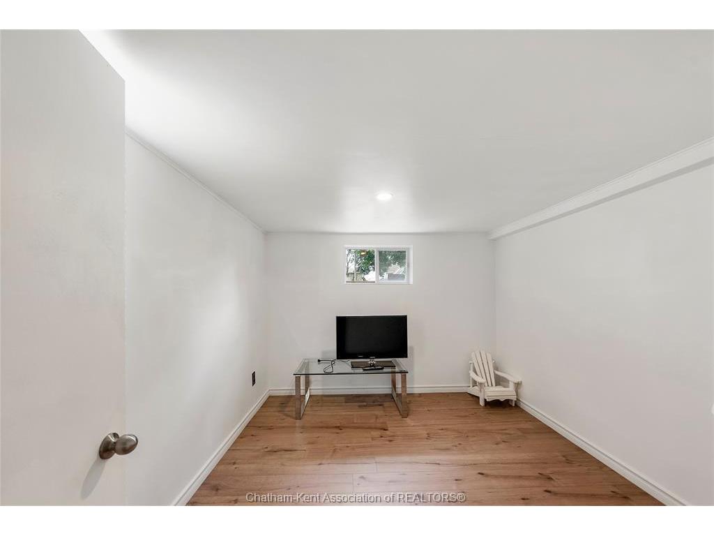 









33


WILSON

Avenue,
Chatham,




ON
N7L 1K8

