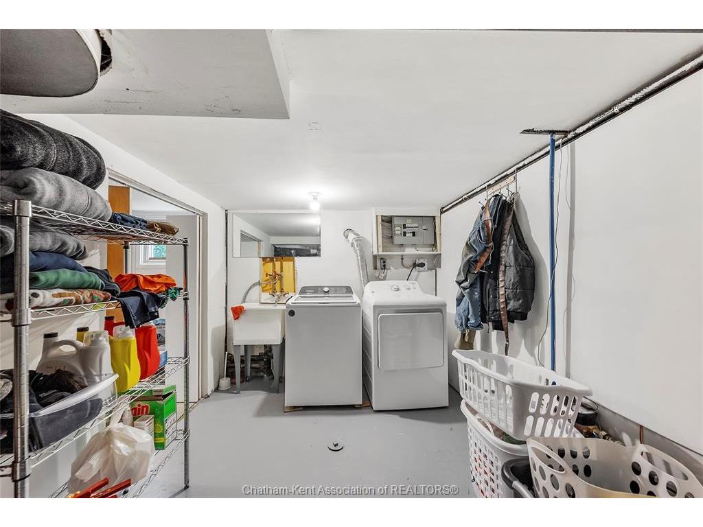 









33


WILSON

Avenue,
Chatham,




ON
N7L 1K8


