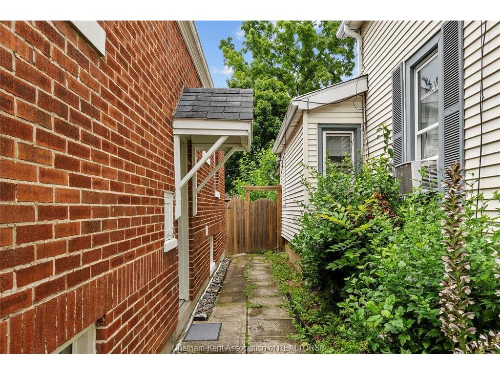 









33


WILSON

Avenue,
Chatham,




ON
N7L 1K8

