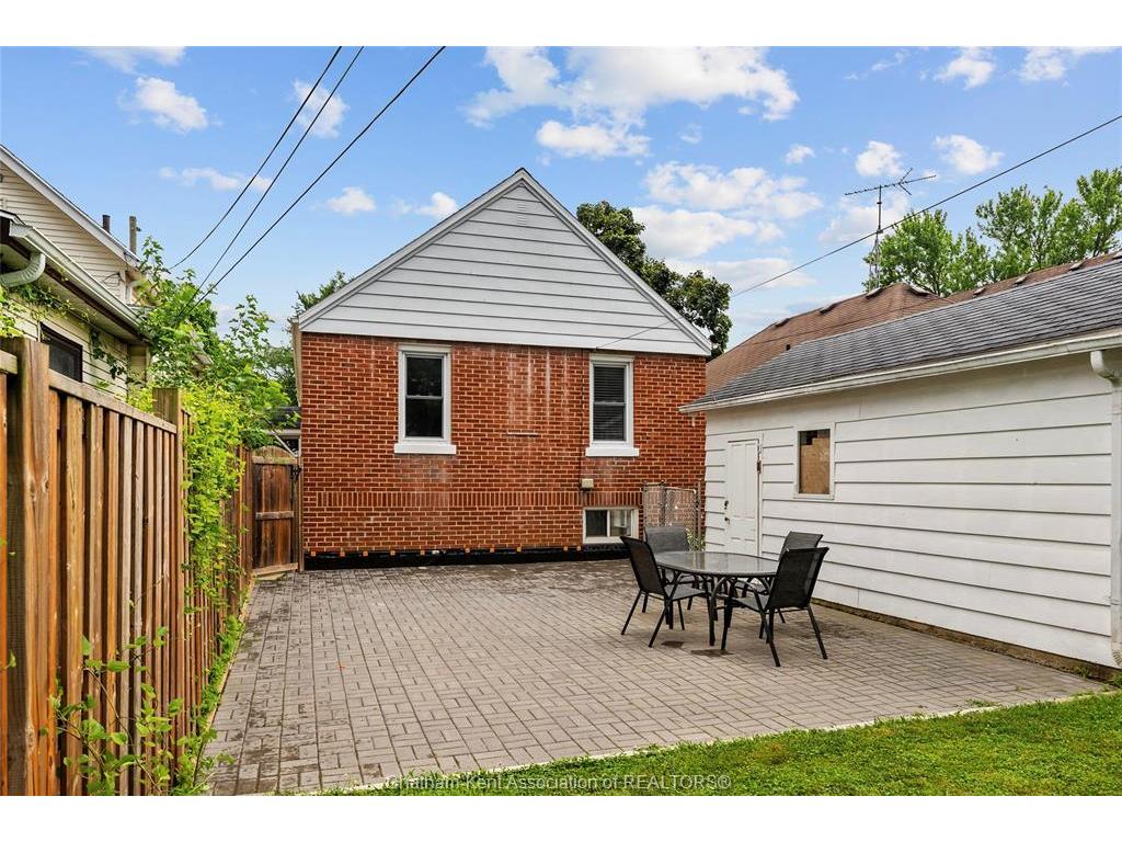 









33


WILSON

Avenue,
Chatham,




ON
N7L 1K8

