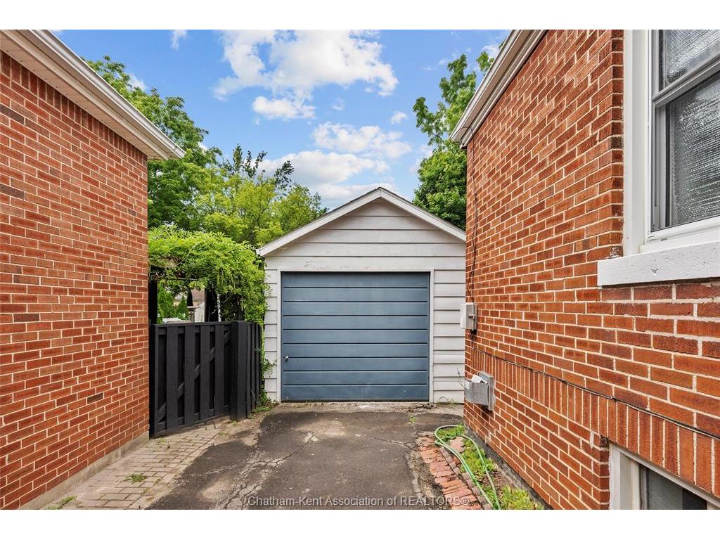









33


WILSON

Avenue,
Chatham,




ON
N7L 1K8

