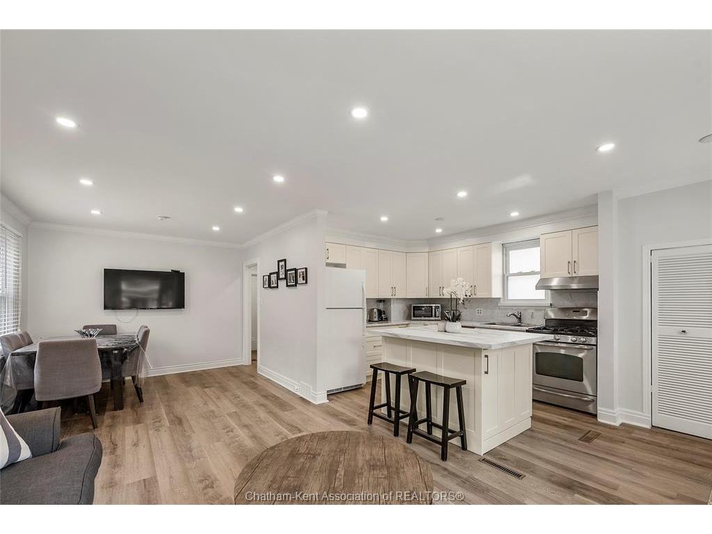 









33


WILSON

Avenue,
Chatham,




ON
N7L 1K8

