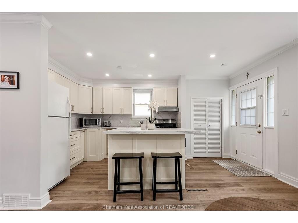 









33


WILSON

Avenue,
Chatham,




ON
N7L 1K8

