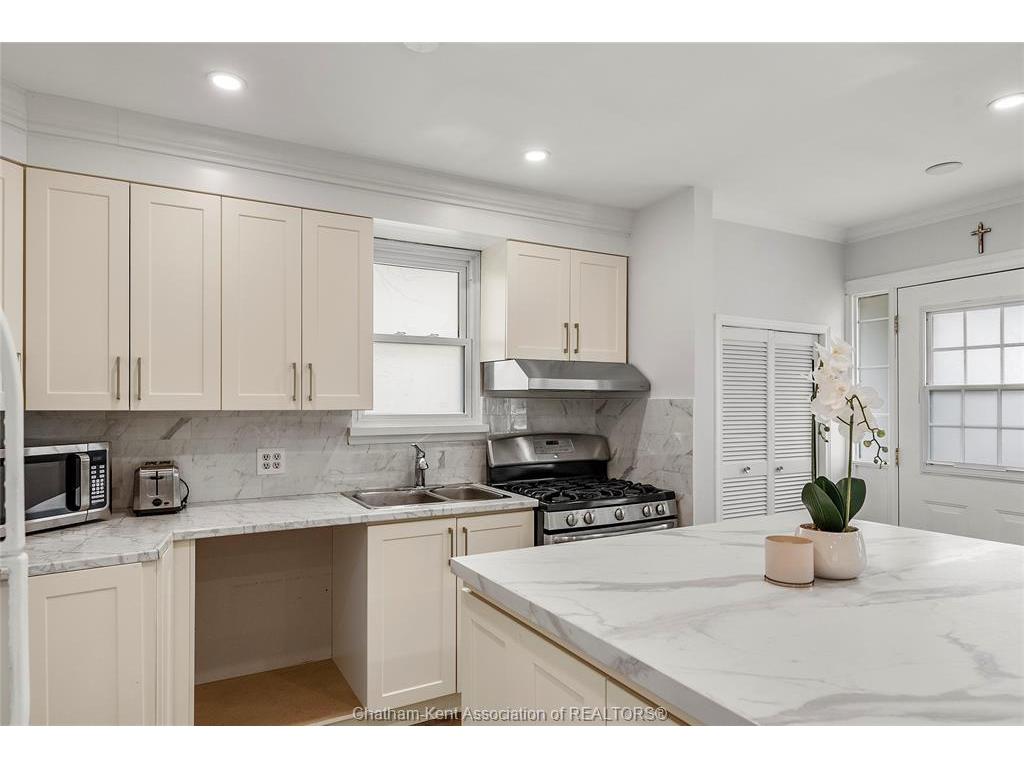 









33


WILSON

Avenue,
Chatham,




ON
N7L 1K8

