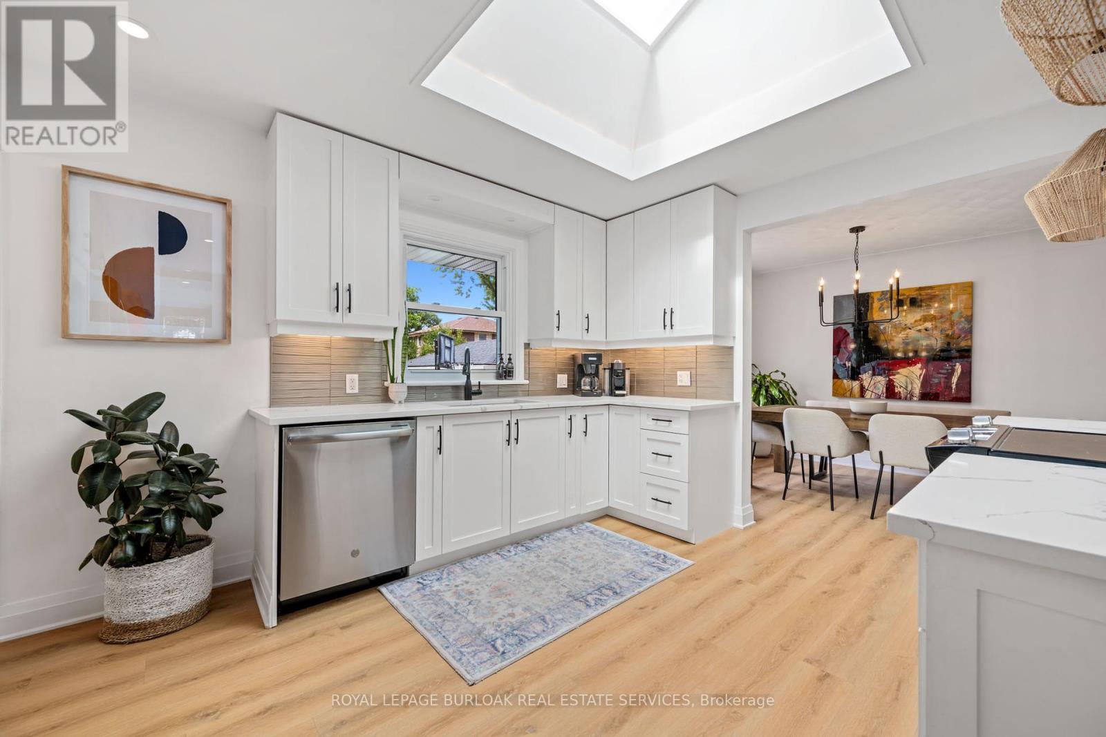 












2227 DEYNCOURT DRIVE

,
Burlington,




Ontario
L7R1W2

