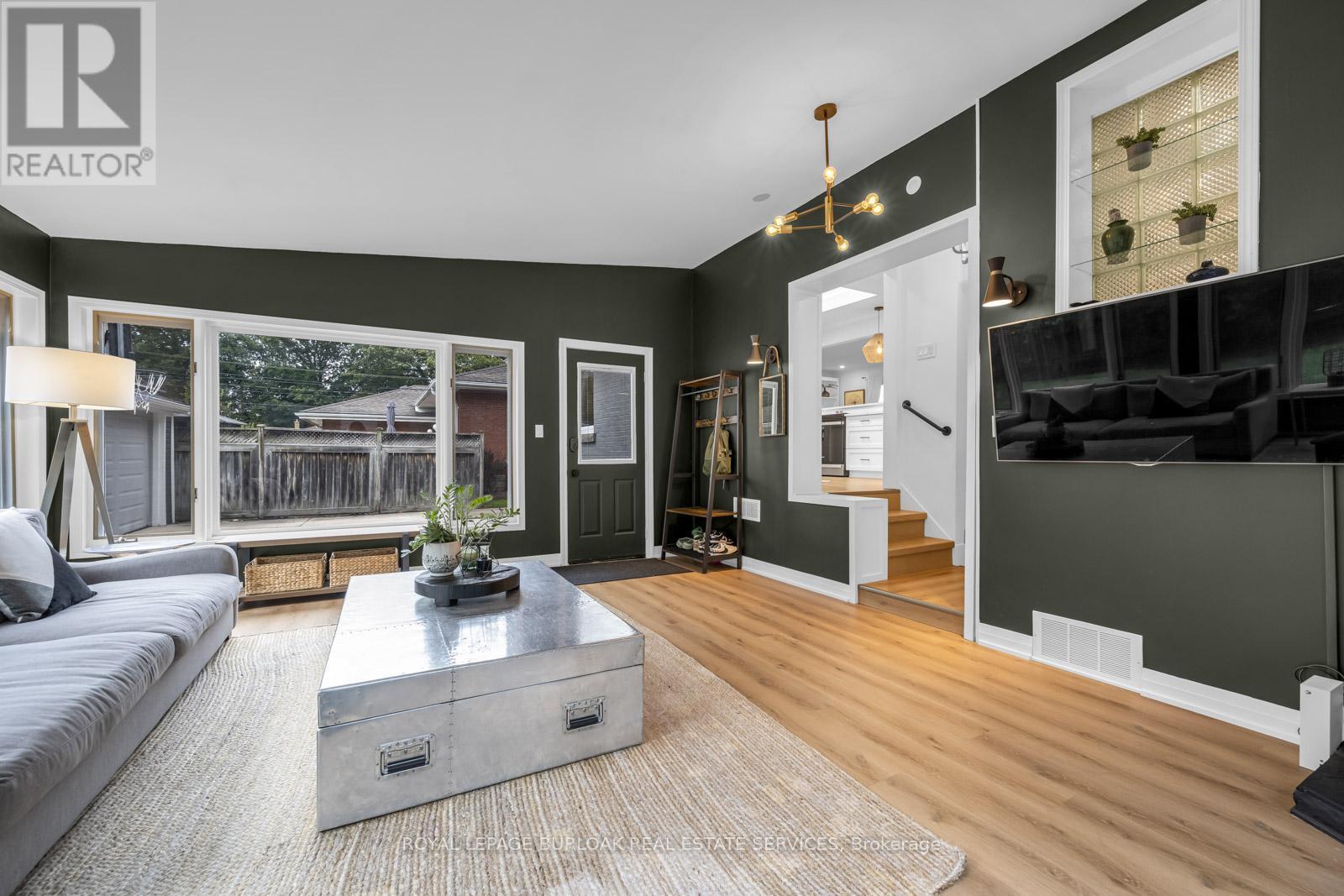 












2227 DEYNCOURT DRIVE

,
Burlington,




Ontario
L7R1W2

