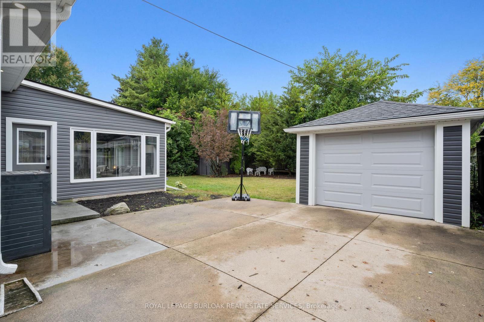 












2227 DEYNCOURT DRIVE

,
Burlington,




Ontario
L7R1W2

